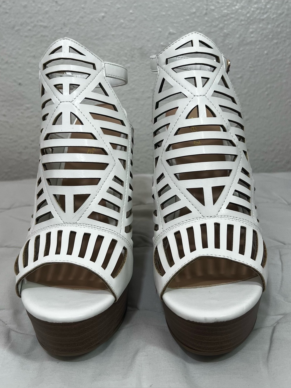 Shoedazzle White Cutout Peep-Toe Platform Sandals 10